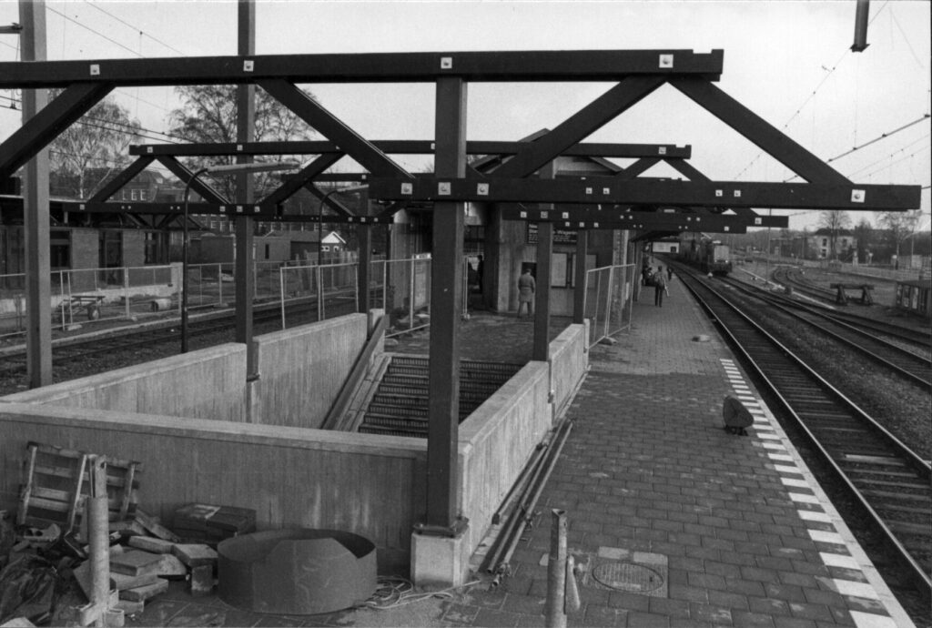 Het stationsgebouw van architect Paul Corbey in aanbouw, november 1982