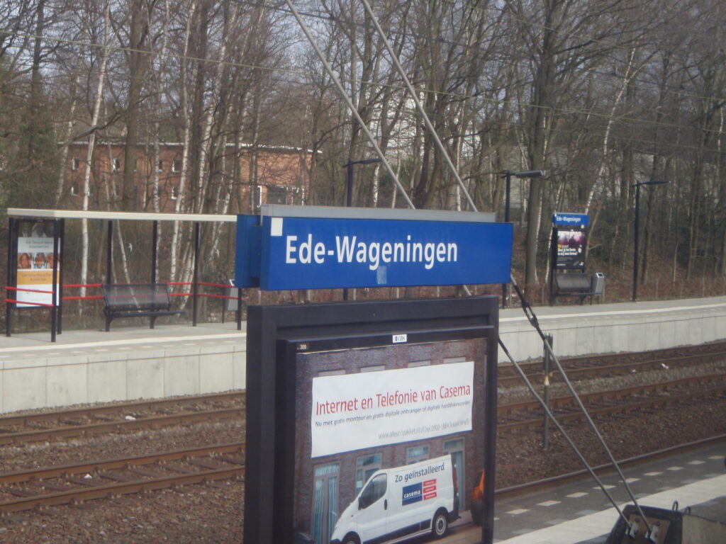 Het Corbey-stationsgebouw van Ede-Wageningen uit 1984, gefotografeerd in 2008