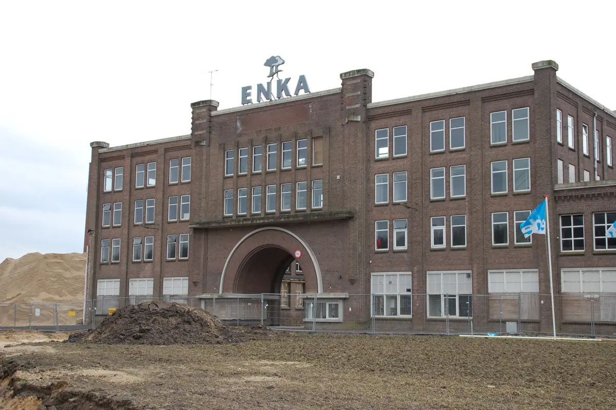 De monumentale hoofdingang van de voormalige ENKA-fabriek in Ede