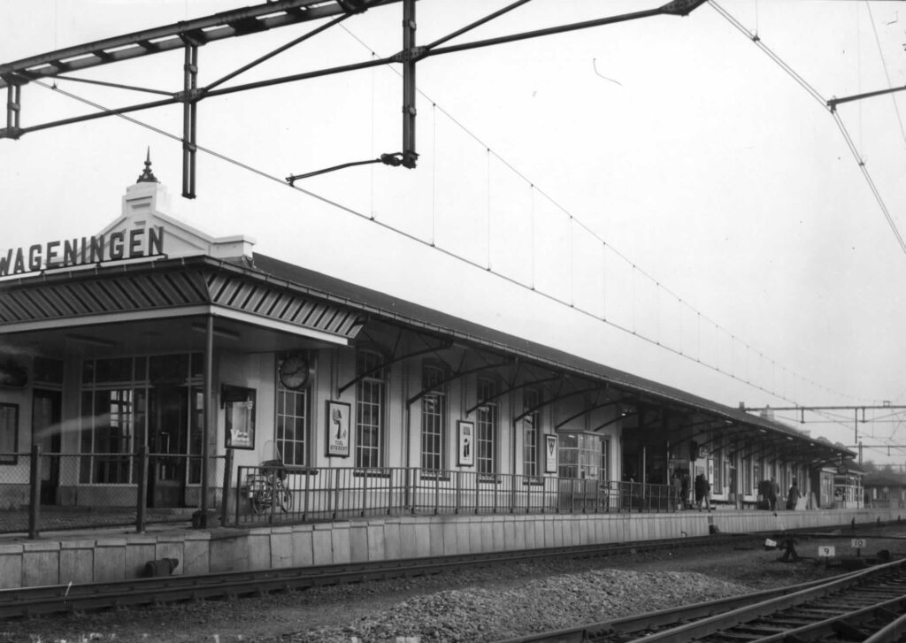 Het oude stationsgebouw van Ede-Wageningen in 1967, met stationsklok en het opschrift Wageningen