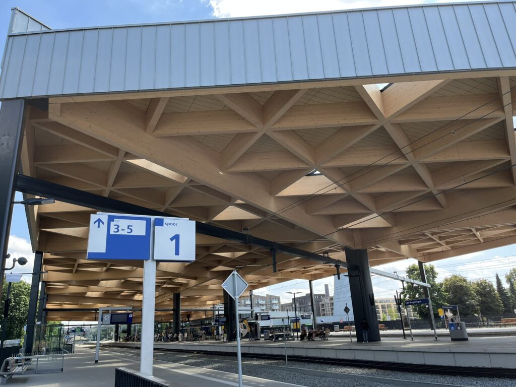 De houten driehoekskap van station Ede-Wageningen, gezien vanaf spoor 1
