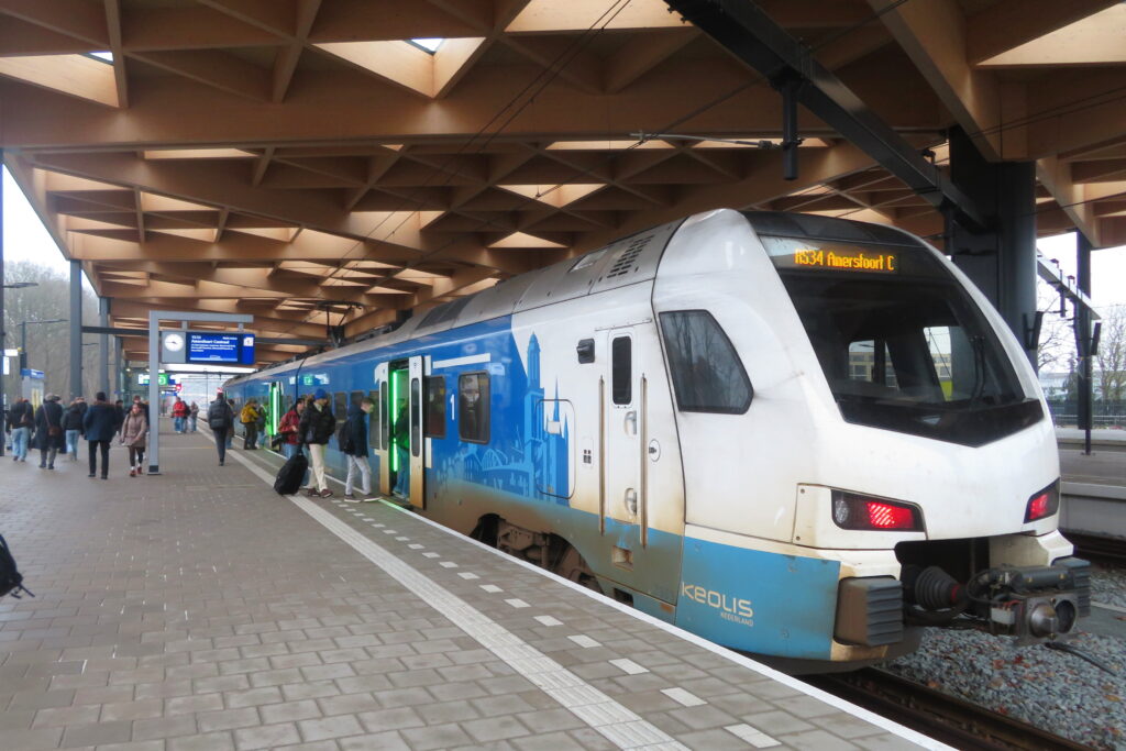 Keolis-treinstel van de Valleilijn onder de houten kap van station Ede-Wageningen, januari 2026