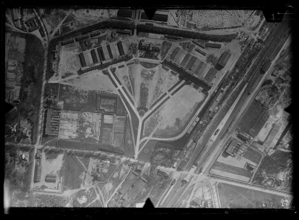 Historische luchtfoto van Ede met de spoorzone, gemaakt tussen 1920 en 1940
