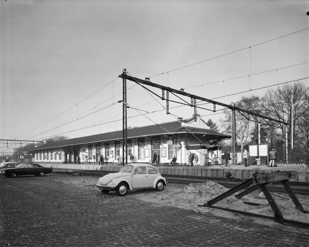 Het oude station Ede-Wageningen vanaf de perronzijde in januari 1974