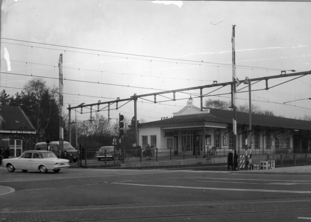 De spoorwegovergang met het oude station Ede-Wageningen op de achtergrond, 1967
