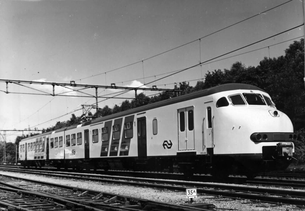 Elektrisch treinstel Plan V (materieel 1964) op het emplacement van station Ede-Wageningen in 1968