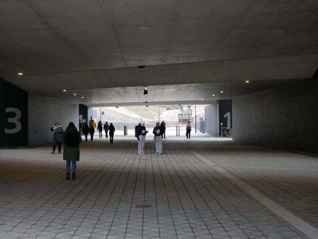 De oostelijke reizigerstunnel van het vernieuwde station Ede-Wageningen, februari 2024