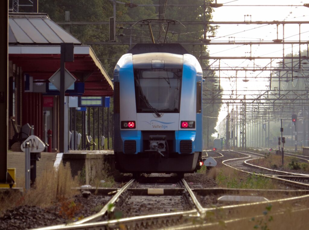 Connexxion-treinstel van de Valleilijn (Kippenlijn) bij station Ede-Wageningen in oktober 2013, in de oude stationssituatie